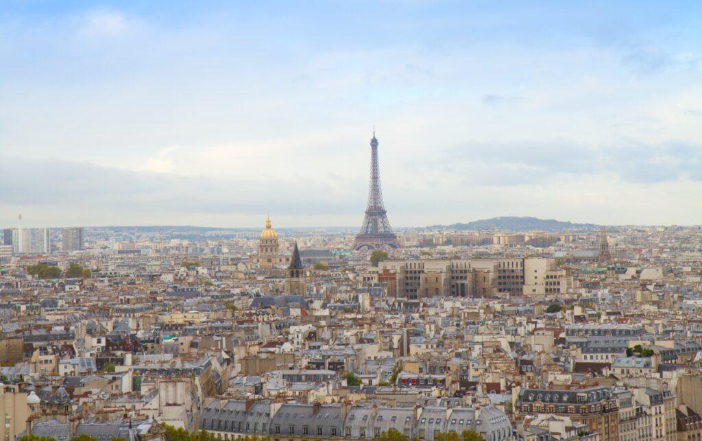 Utsiktsbilde av Paris hvor man tydelig ser Eiffeltårnet. Her finner du billige storbyferier i Europa til byer som London, Berlin, Barcelona, Paris og Roma.