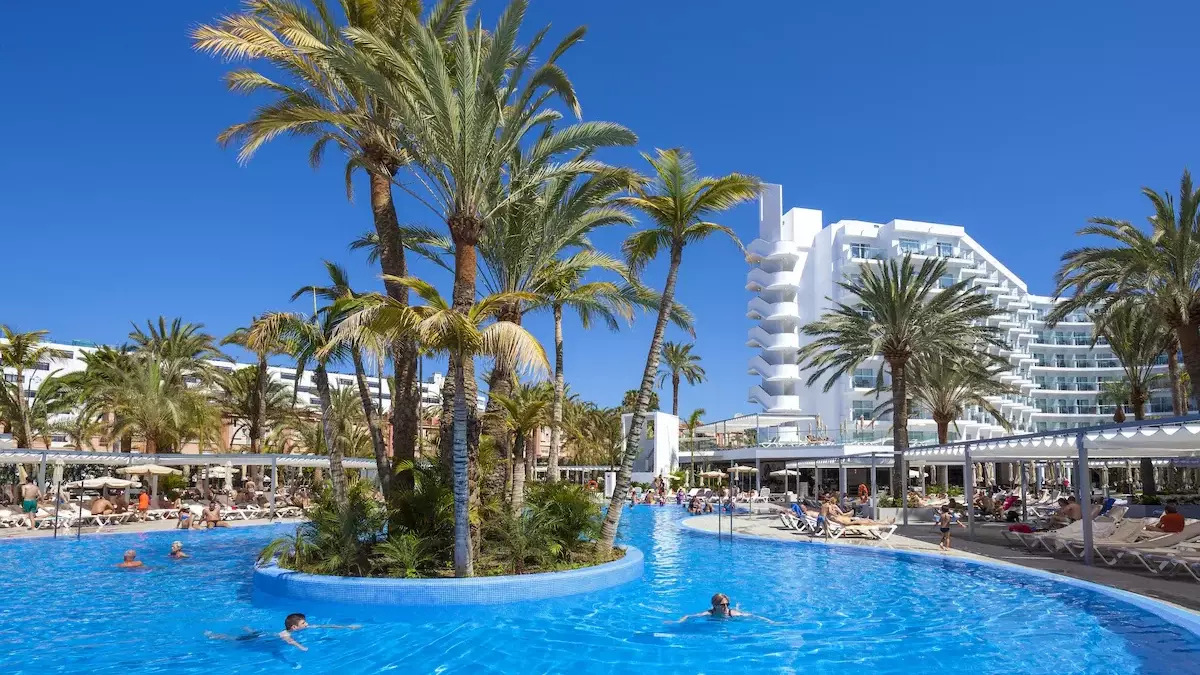 Bilde av bassengområdet på hotel riu papayas. Hotellet er på listen over topp all inclusive hoteller på Gran Canaria.