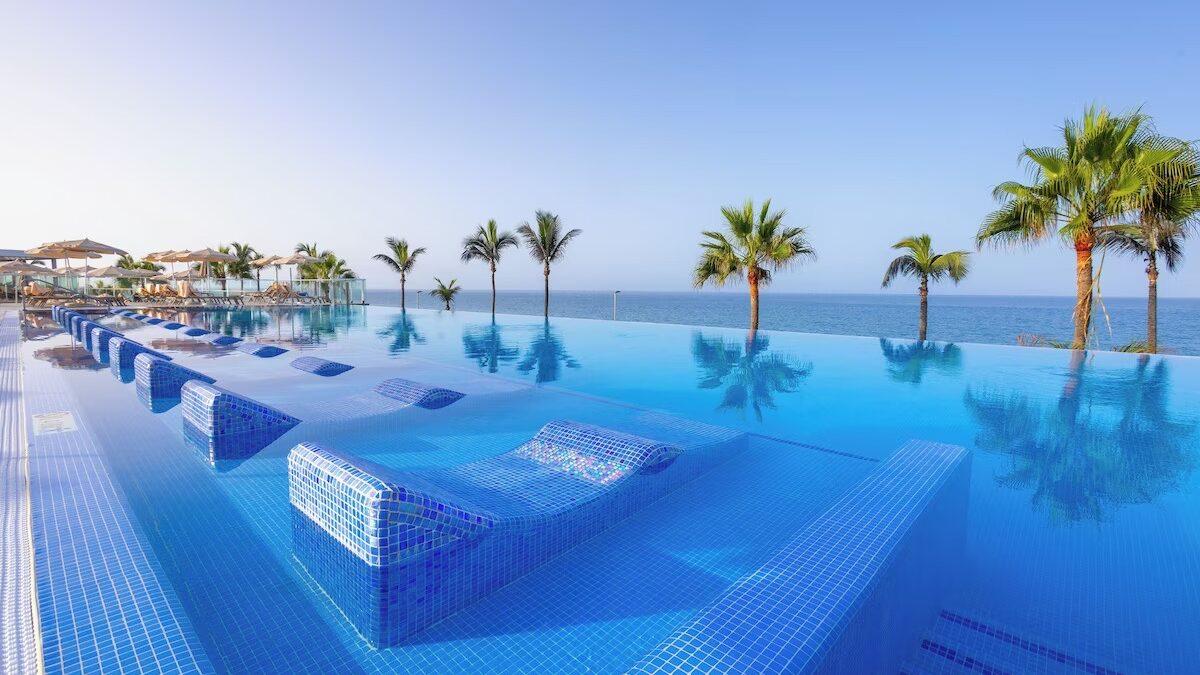 Bilde av basseng området på Hotel Riu på Gran Canaria. Her kan du nyte et deilig bad med fantastisk utsikt i et av de 6 ulike bassengene.