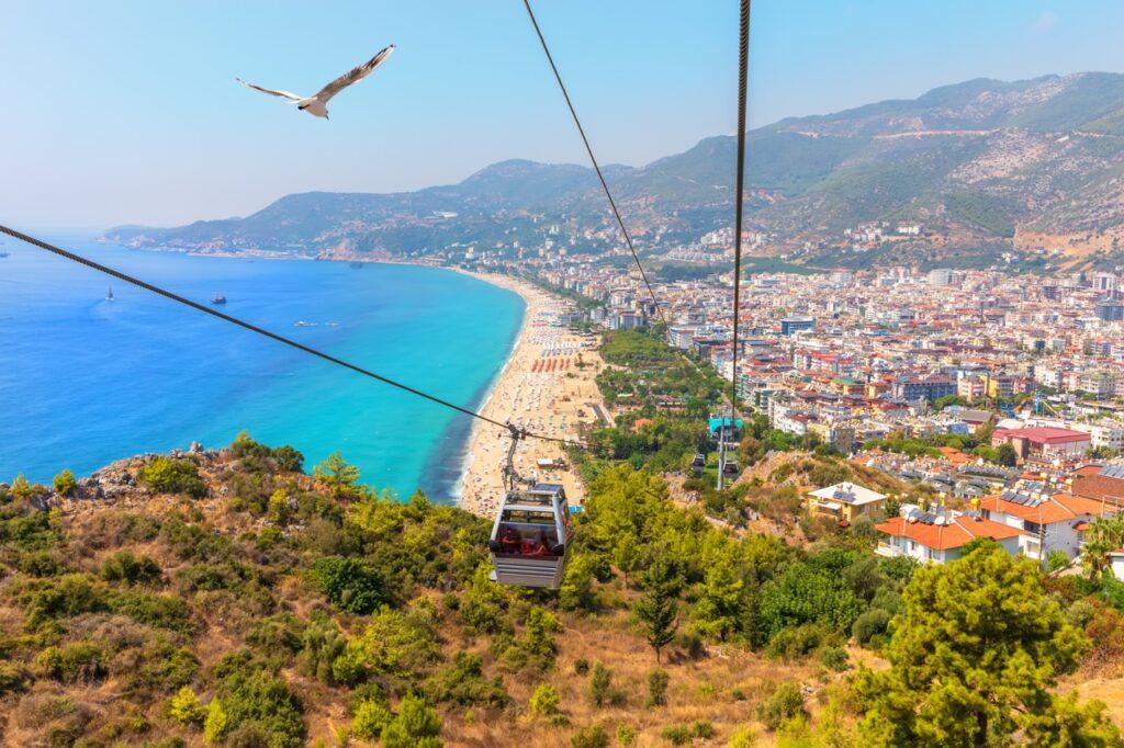 Utsiktsbilde over Kleopatrastranden i Alanya i Tyrkia. Vi hjelper deg med å finne den beste reisen til Tyrkia for deg ved å fortelle om hva du kan gjøre i blant annet Antalya, Side og Alanya.