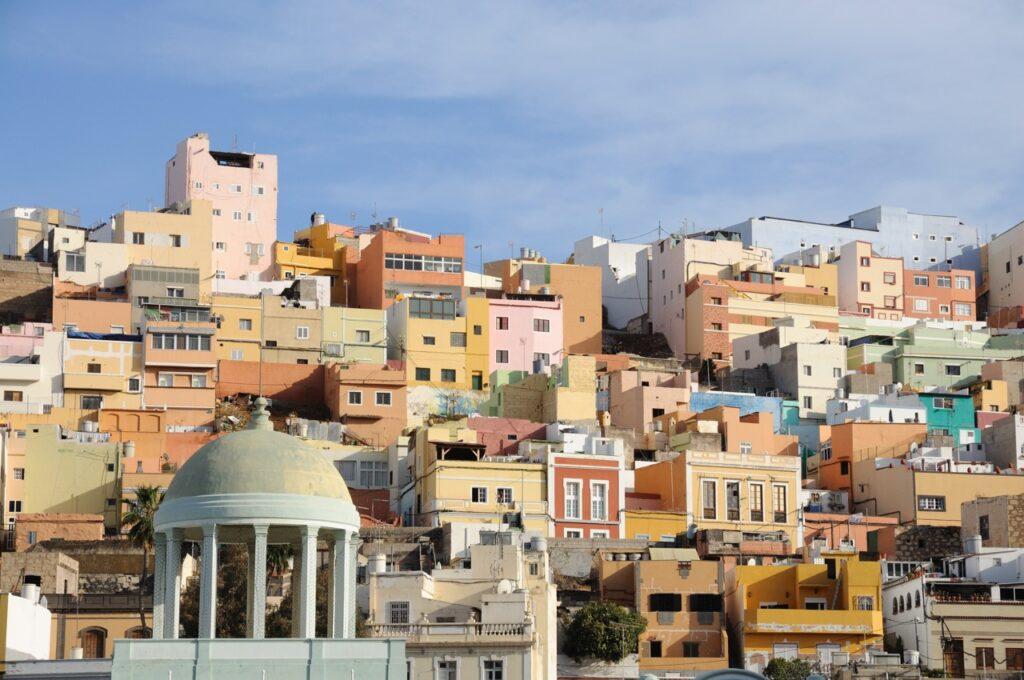 Bilde av murhus i duse farger i Las Palmas på Gran Canaria. Her får du en guide til Kanariøya fra noen som har bodd der i mange år og som skriver for Canariajournalen.