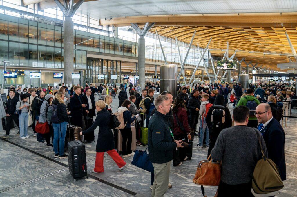 Bilde av køkaos på Gardermoen på grunn av streik. Her kan du lese: Hva har du krav på ved flystreik?