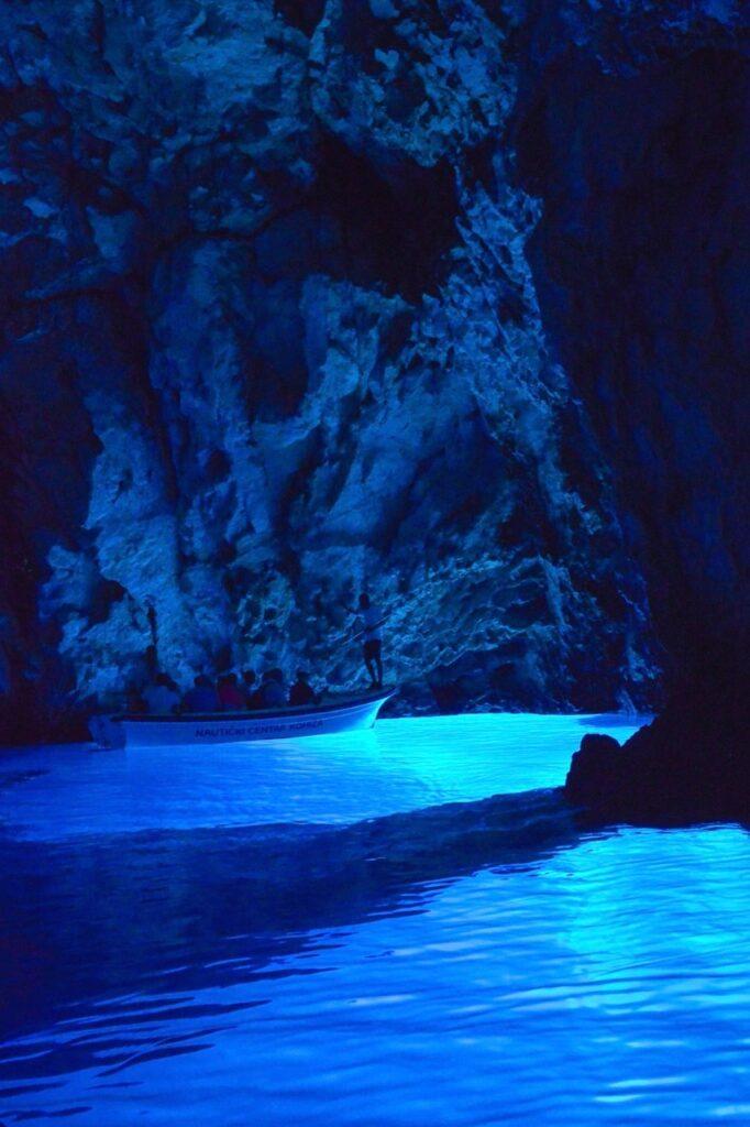 Bilde tatt inni den «blå grotte» som befinner seg på øya Bisevo i Kroatia. Her ser du knallblått vann hvor lyset reflekterer og lyser opp grotteveggene med blått lys. Vi hjelper deg med å finne riktig destinasjon til din Kroatia-ferie, og har snakket med Gjermund Glesnes, som står bak reisebloggen Detvondeliv.no, som forteller om populære destinasjoner som Brac, Hvar, Split og Dubrovnik.