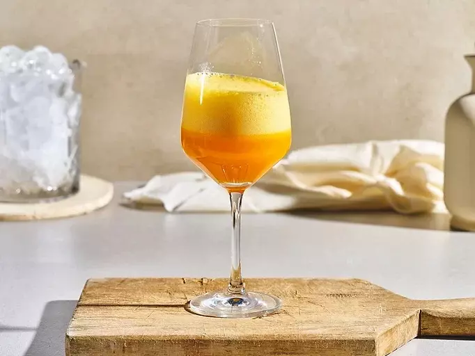 Oppskrift på drinken mimosa. En oransje drink.