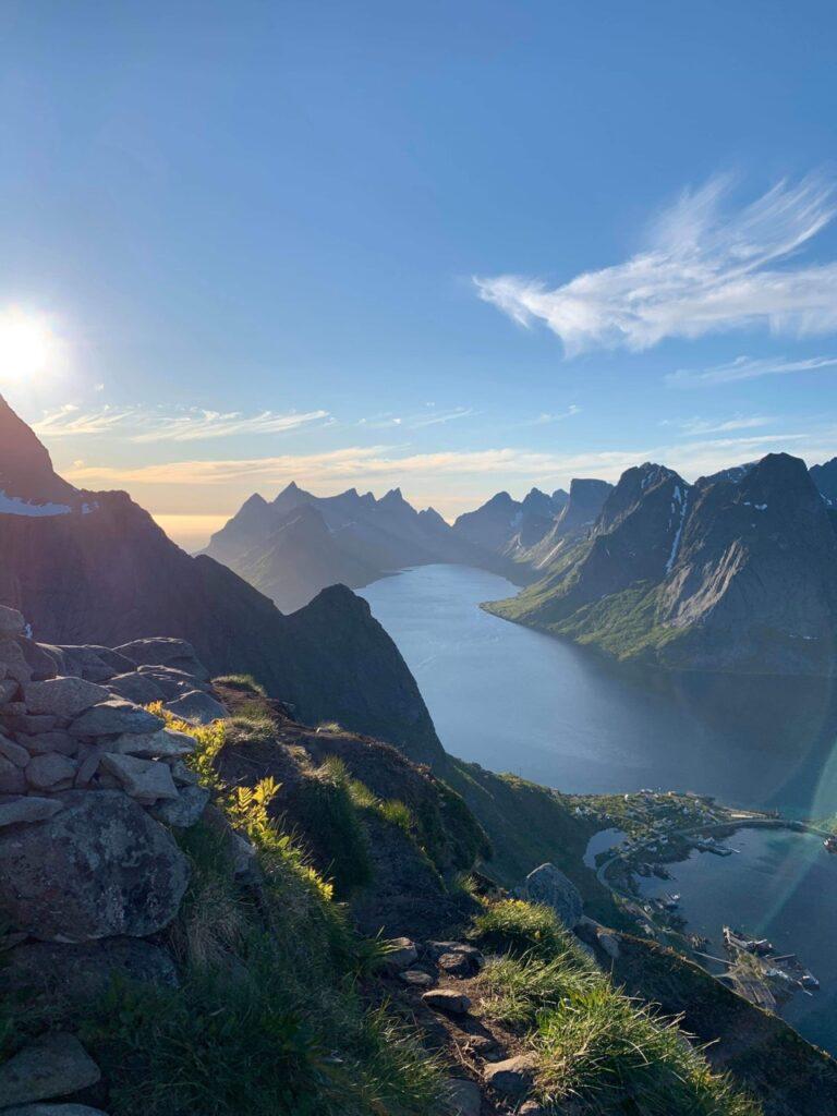 Utsiktsbilde fra Reinebringen i Lofoten. I bakgrunnen kan du se flere spisse fjell som strekker seg majestetisk opp mot himmelen, samt en fjord som strekker seg innover landskapet. Vi ønsker å gjøre ferien billigst mulig for deg og har derfor samlet flere organisasjoner som gir deg rabatter som kan gjøre norgesferien rimeligere. Visste du at både Naf, Obos, Trumf, fagforeninger og kredittkort kan gjøre ferien billigere? Saken passer for deg som planlegger en norgesferie på budsjett, enten du reiser med barn, hund, bil eller bobil.