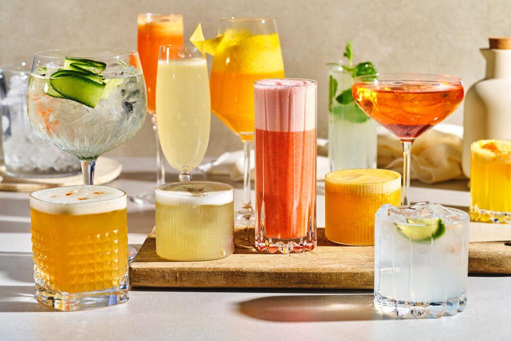 drinker i mange ulike farger. vi deler gratis oppskrift på Mojito, French 75, Limoncello Spritz, Amaretto Sour, Pasjonsfrukt Sour, Mimosa, Espresso Martini, Aperol Spritz, Daiquiri, og Whiskey Sour.