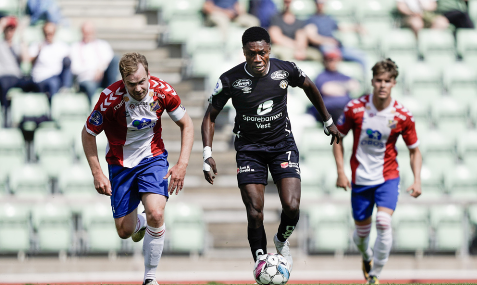 Edmund Baidoo gir Sogndal ledelsen 2-1 under 1. divisjonskampen i fotball mellom Lyn og Sogndal på Bislett stadion i Oslo