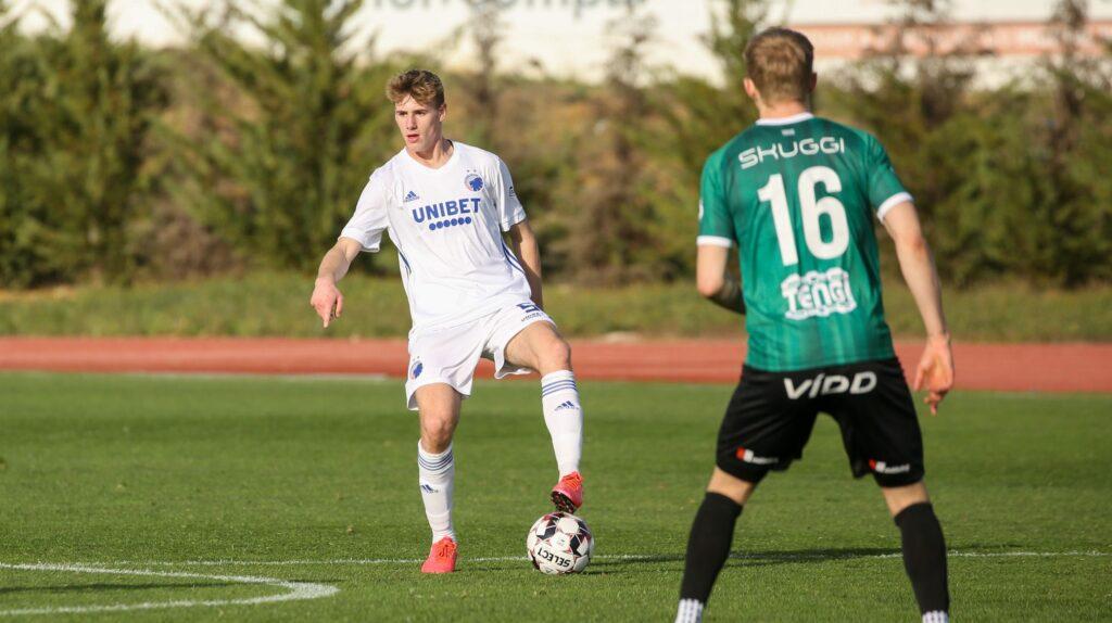 Bildet viser Ethan Amundsen-Day på fotballbanen for FCK i København