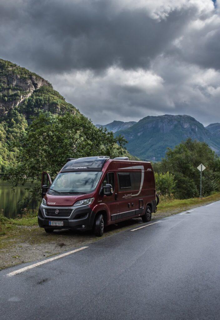 Rød campingbil som villcamper på siden av en vei på norgesferien. senior kommunikasjonsrådgiver i NAF, Nils Sødal, som forklarer hva du må tenke på før du velger å campe i det fri. Det finnes nemlig noen regler du må følge når du skal fricampe på norgesferien.