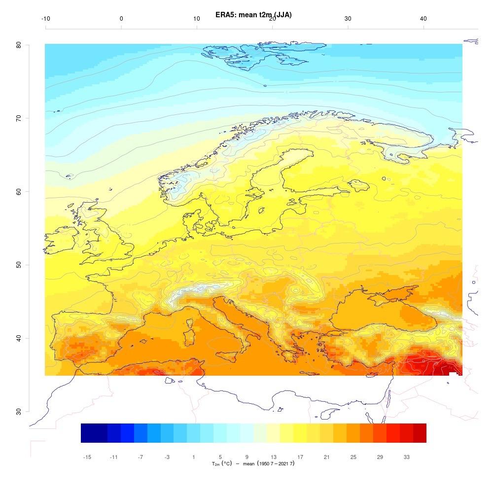 Dette bildet viser et kart over Europa med temperaturdata for sommermånedene juni, juli og august. Kartet viser gjennomsnittlig temperatur målt i grader Celsius, med en fargeskala som spenner fra blått til rødt, hvor blått representerer lavere temperaturer og rødt representerer høyere temperaturer. Fargene varierer fra blått i de nordligste områdene, som Skandinavia og Arktis, til rødt i de sørligste områdene, som Middelhavsregionen og Nord-Afrika. Dette indikerer betydelige temperaturforskjeller over kontinentet, med høyere temperaturer i sør og lavere temperaturer i nord. Hetebølger herjer i Europa, spesielt langs Middelhavet. Land som Hellas, Kypros og Tyrkia opplever ekstremvarme med temperaturer opp mot 40 grader. Vi gir deg alternative destinasjoner hvor du er mindre utsatt for ekstreme temperaturer. Reis til Sopot i Polen, Nord-Makedonia, Algarvekysten, Kanariøyene eller på norgesferie i år.