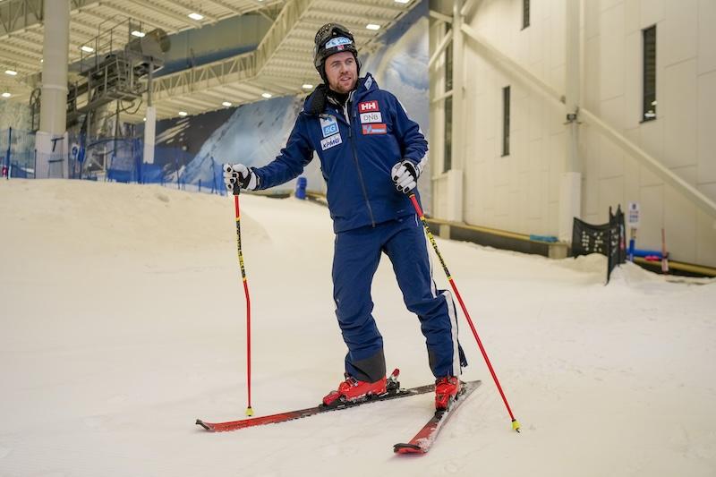 Alpinist Alexander Aamodt Kilde med ski på beina igjen i innendøranlegget Snø