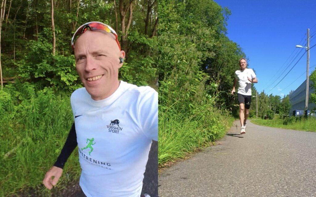 Bildet viser en mann som løper utendørs på en solrik dag. Han har på seg en hvit t-skjorte med logoer og svarte shorts. På det venstre bildet ser vi mannen smilende og løpende mens han tar en selfie. Det høyre bildet viser mannen bakfra mens han løper på en asfaltert vei omgitt av grønn natur og trær. Dette bildet formidler glede ved løping og en aktiv livsstil utendørs i vakre omgivelser. Løpeeksperten Andreas Gossner fra løpetrening.no ssnakker om Kaffe, løping og Finn.no.