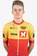 Bilde av den norske syklisten Mikal Grimstad Uglehus i sykkeltrøye med sponsormerker