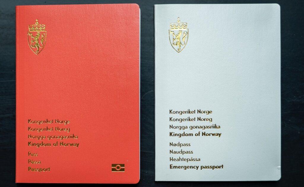 Bilde av to norske pass ved siden av hverandre. Passet til venstre er et vanlig pass som er rødt, mens det til høyre er et nødpass i fargen hvit. Vi har snakket med fungerende seksjonssjef i Politidirektoratet, Øivind Næss, og gir deg svarene på ofte stilte spørsmål. Blant annet: Hva er nødpass? Hva koster nødpass? Hvilke land godtar nødpass? Hvor lenge varer et nødpass? Hvor får man nødpass? Hvor lang tid tar det å få nødpass? Hvem kan få nødpass? Når må man returnere nødpasset?