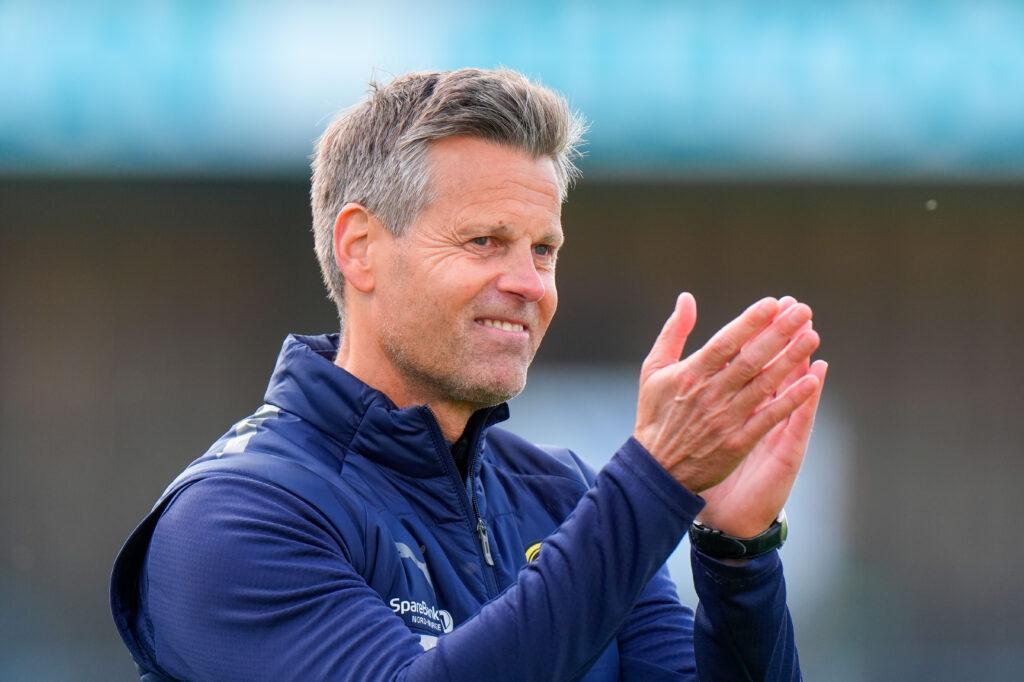 Glimt-trener Kjetil Knutsen applauderer laget sitt etter en fotballkamp