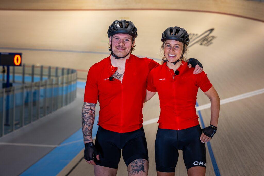 Bildet viser Felix Baldauf og Tiril Eckhoff i sykkelantrekk i velodrom