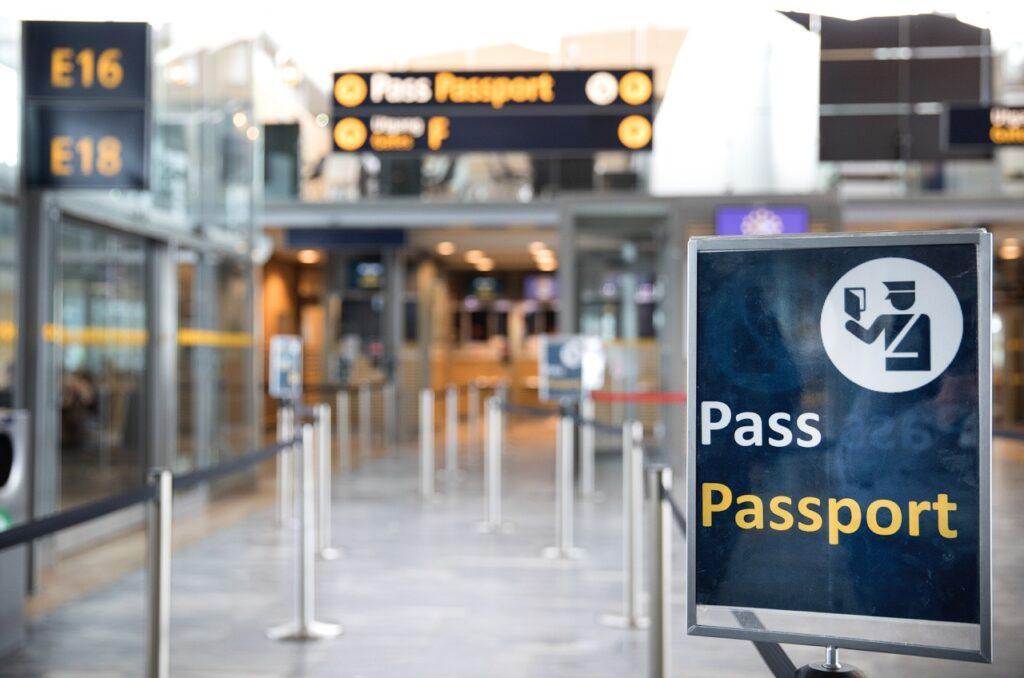 Bilde av passkontrollen på Gardermoen. I fokus er et skilt hvor det står «pass» og «passport». Vi har snakket med fungerende seksjonssjef i Politidirektoratet, Øivind Næss, og gir deg svarene på ofte stilte spørsmål. Blant annet: Hva er nødpass? Hva koster nødpass? Hvilke land godtar nødpass? Hvor lenge varer et nødpass? Hvor får man nødpass? Hvor lang tid tar det å få nødpass? Hvem kan få nødpass? Når må man returnere nødpasset?