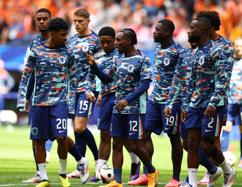 Soccer Football - Euro 2024 - Group D - Poland v Netherlands - Hamburg Volksparkstadion, Hamburg, Germany - June 16, 2024 Netherlands' Ian Maatsen, Jeremie Frimpong and teammates during the warm up before the match REUTERS/Kacper Pempel