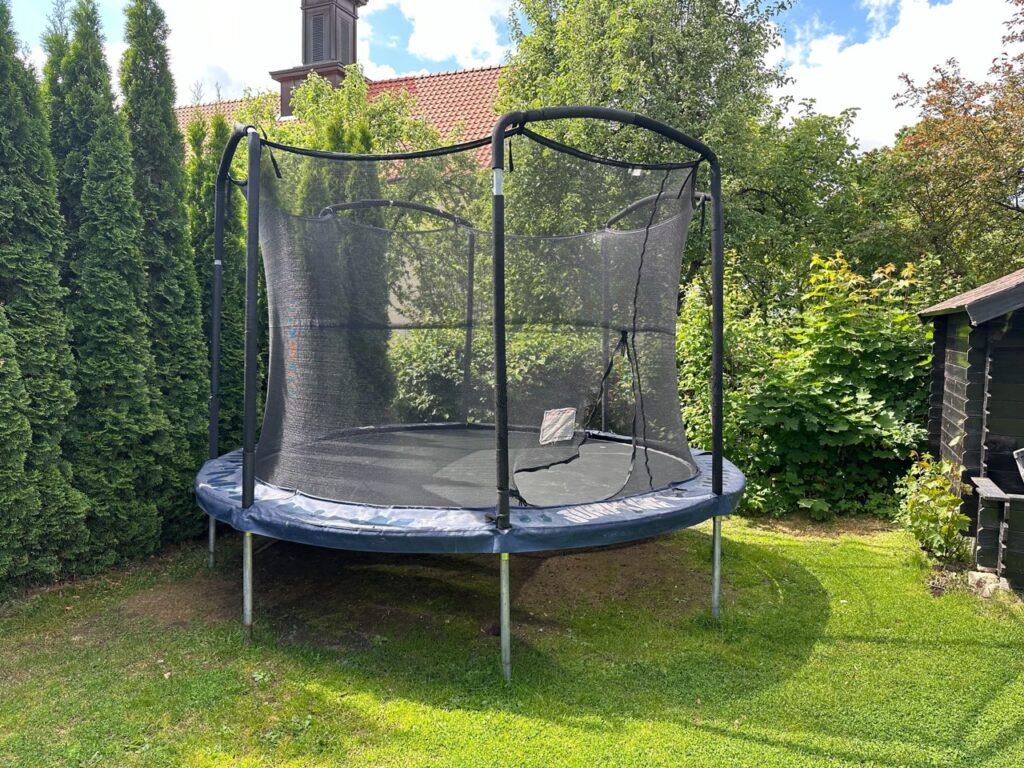 Bilde av eldre Jumpking-trampoline. 