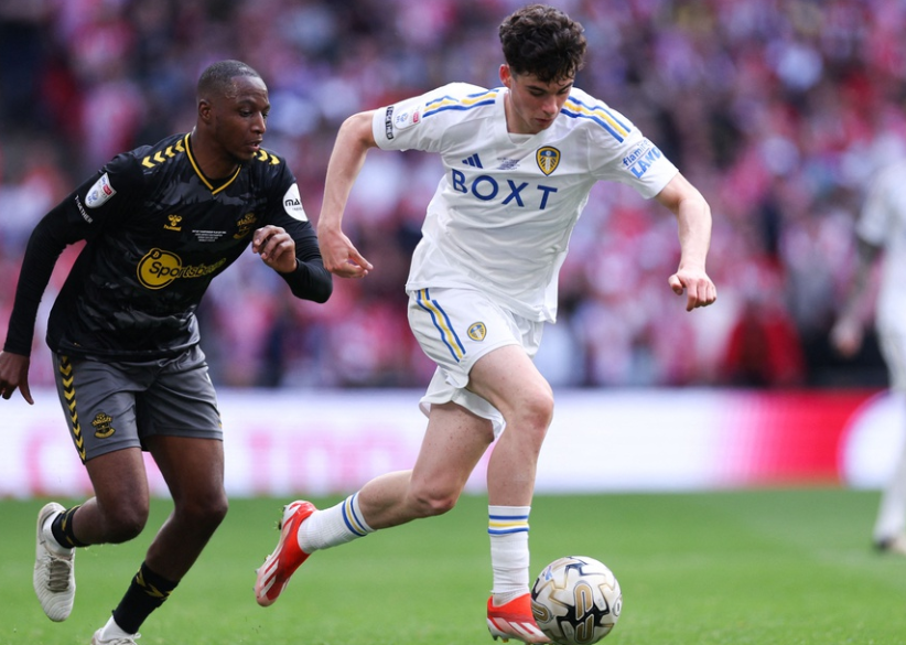 Archie Gray (R) runs away from Southampton's Nigerian midfielder #07 Joe Aribo (L) during the English Championship play-off final football match between Leeds United and Southampton at Wembley Stadium in London on May 26, 2024. 