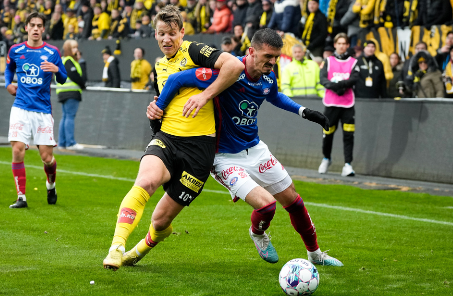 Lillestrøms Thomas Lehne Olsen og Vålerengas Eneo Bitri under eliteseriekampen i fotball mellom Lillestrøm og Vålerenga på Åråsen stadion.