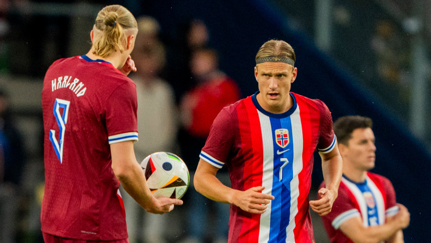 Danmark 20240608. Norges Erling Braut Haaland og Erik Botheim under privatlandskampen i fotball mellom Danmark og Norge på Brøndby stadion.