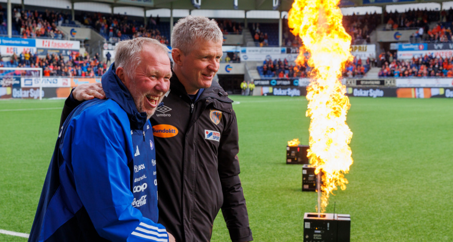 Aalesunds trener Lars Arne Nilsen (th) og Vålerengas keepertrener Gjermund Østby før avspark under eliteseriekampen i fotball mellom Aalesund og Vålerenga på Color Line Stadion. 