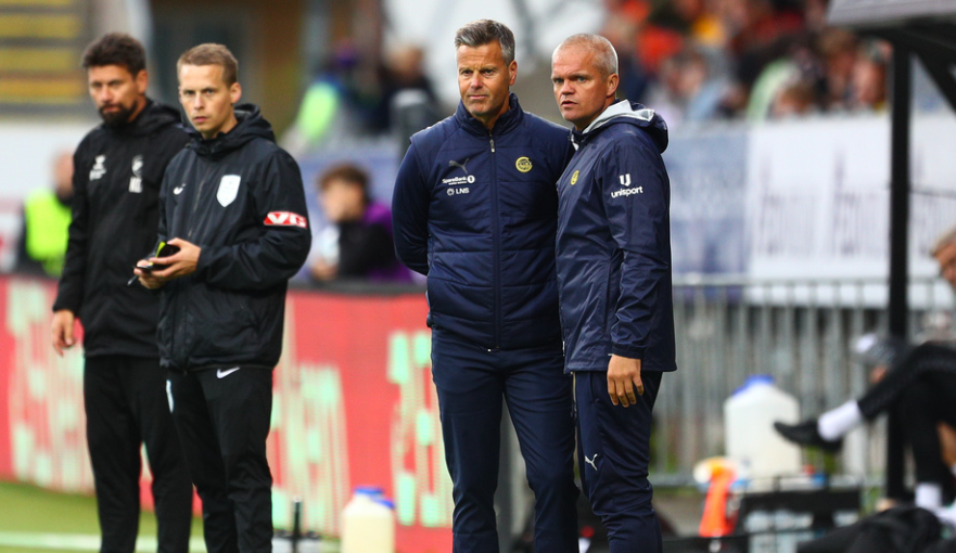 Bodø 20240719. Bodø/Glimts trener Kjetil Knutsen og Bodø/Glimts assistenttrener Gaute Helstrup under Eliteseriekampen i fotball mellom Bodø/Glimt og Odd på Aspmyra stadion. Kampen endte 3-1.