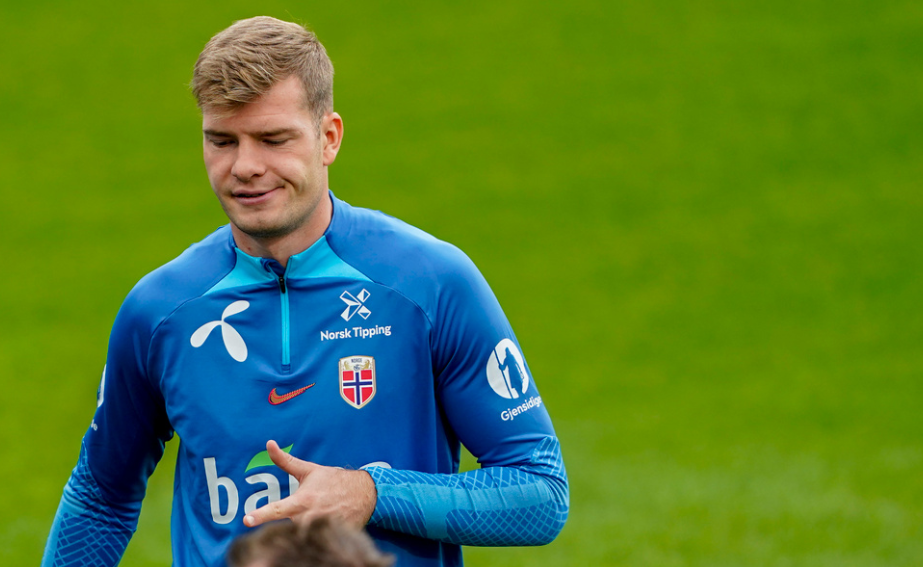 Oslo 20231014. Alexander Sørloth trener sammen med resten av landslaget på Ullevaal Stadion før EM-kvalifiseringskampen mot Spania.