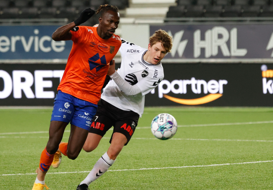 Skien 20231203. Odd spiller og målskårer Filip Rønningen Jørgensen i duell med Aalesund spiller Amidu Diop under eliteseriekampen i fotball mellom Odd og Aalesund på Skagerak Arena.