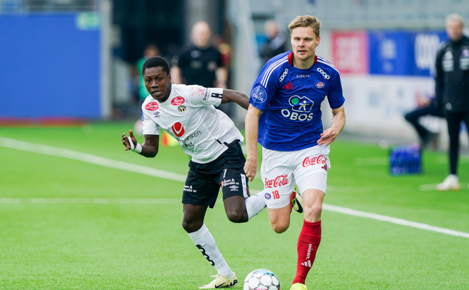 Oslo 20240401. Sogndals Edmund Baidoo og Vålerengas Simen Juklerød under fotballkampen i 1. divisjon for menn mellom Vålerenga og Sogndal på Intility Arena