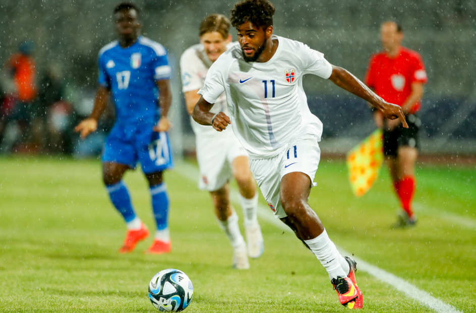 Cluj Napoca, Romania 20230628. Emil Konradsen Ceide med ballen U-21 EM i fotball mellom Italia og Norge på CFR Cluj Stadium i Romania.