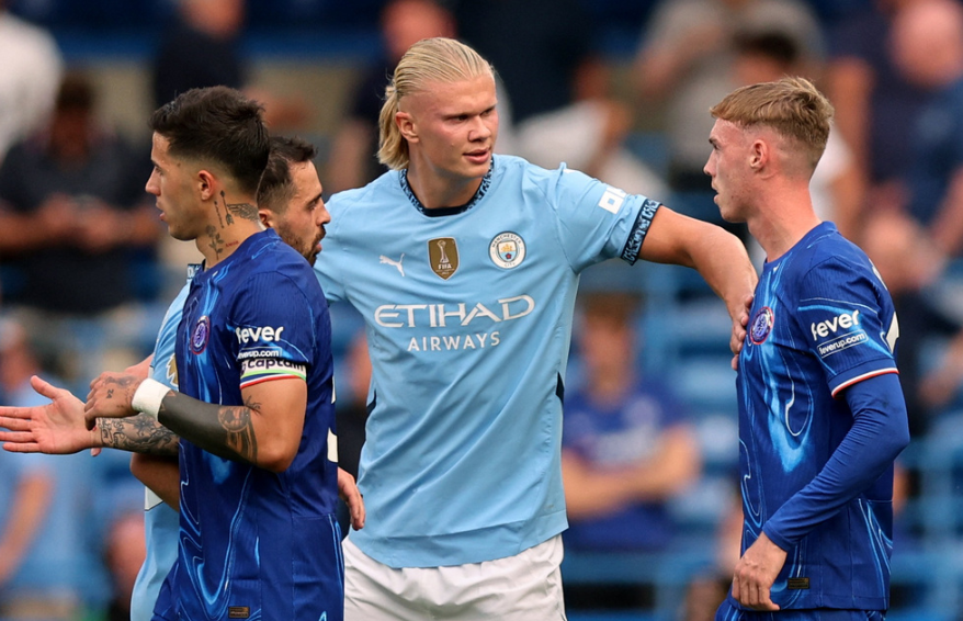 Soccer Football - Premier League - Chelsea v Manchester City - Stamford Bridge, London, Britain - August 18, 2024 Manchester City's Erling Haaland and Bernardo Silva talk to Chelsea's Cole Palmer after the match