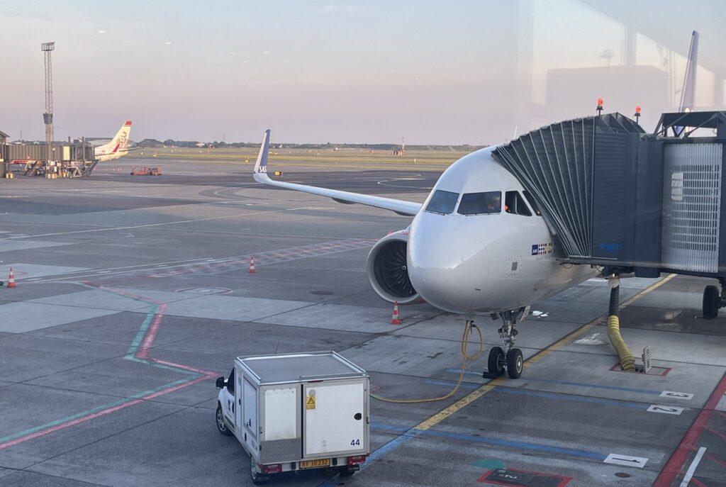 Bilde av et SASfly som står ved en gate på Gardermoen. Vi forteller hva reiseforsikringen dekker ved eventuell flystreik, samt hva du kan kreve av flyselskapene ved økonomiske tap ved flystreik.