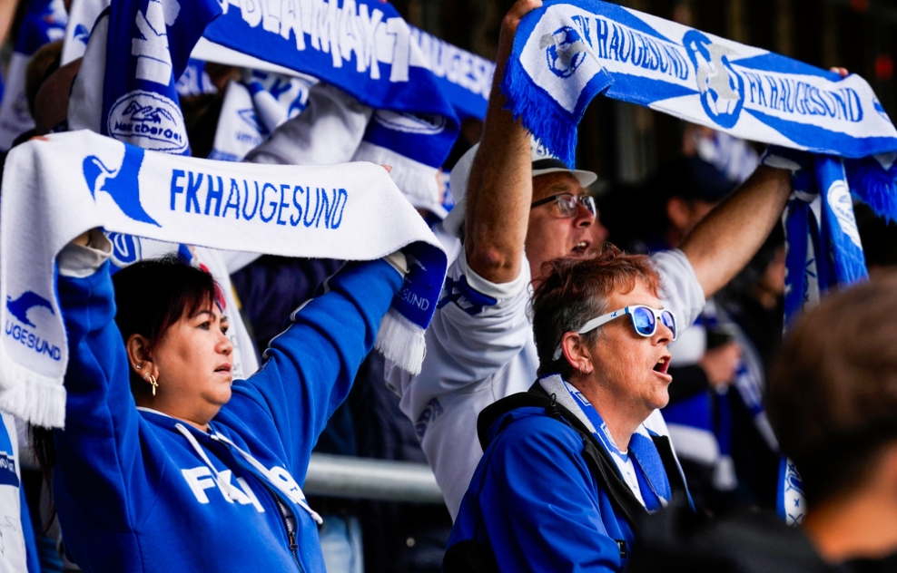 Haugesund 20240810. Supportere på Måkeberget da FKH-hymnen ble sunget før eliteseriekampen i fotball mellom FK Haugesund og HamKam på Haugesund Sparebank Arena. 