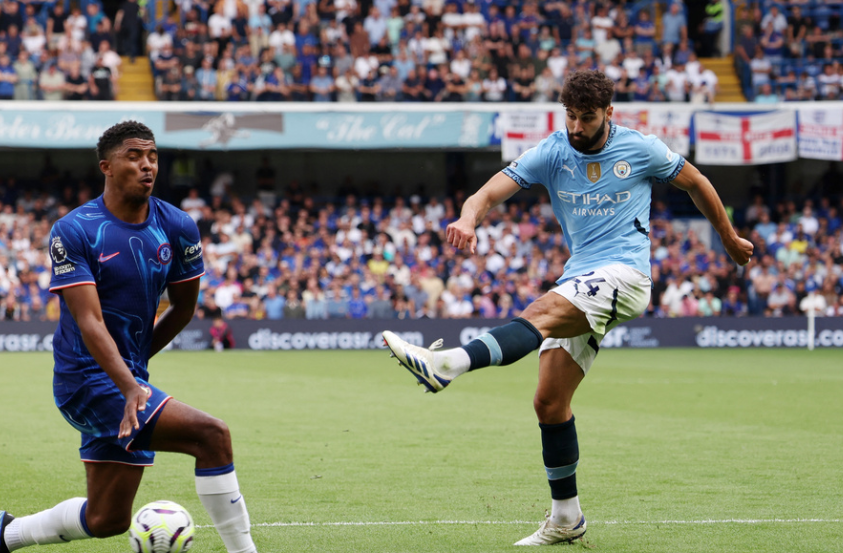 Soccer Football - Premier League - Chelsea v Manchester City - Stamford Bridge, London, Britain - August 18, 2024 Manchester City's Josko Gvardiol in action with Chelsea's Wesley Fofana