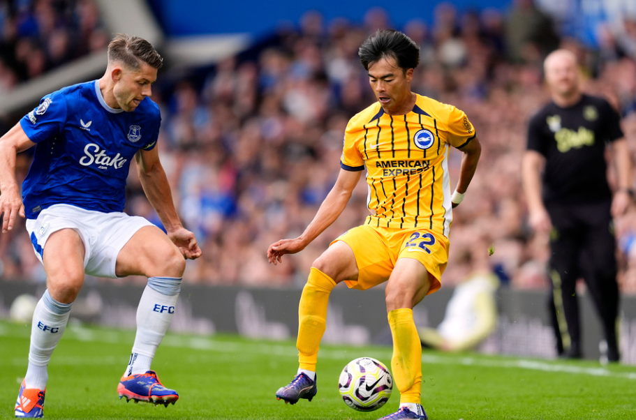 Brighton & Hove Albion's Kaoru Mitoma, right, and Everton's James Tarkowski in action during the English Premier League soccer match between Everton and Brighton & Hove Albion at Goodison Park, Liverpool, England, Saturday Aug. 17, 2024