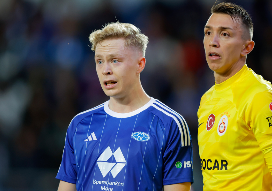 Molde 20230823. Moldes Ola Brynhildsen og Galatasarays Fernando Muslera under playoff kampen til Champions League i fotball mellom Molde og Galatasaray på Aker Stadion