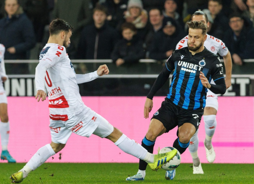 
Emneknagger
fbl
FOOTBALL
Horizontal
Club Brugge's Danish midfielder #77 Philip Zinckernagel (R) fights for the ball with Courtrai's Bulgarian midfielder #15 Kristriyan Malinov during the Belgian Pro League football match between Club Brugge and Courtrai at the Jan-Breydel stadium in Brugge on January 30, 2024.