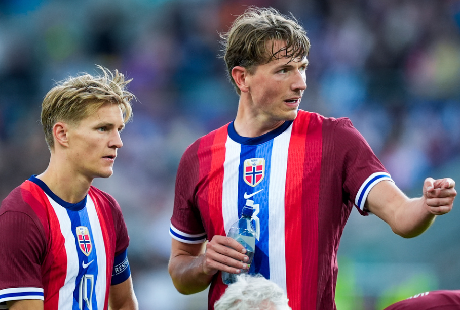 Oslo 20240605. Martin Ødegaard t.v. og Sander Berge under privatlandskampen i fotball mellom Norge og Kosovo på Ullevaal stadion.