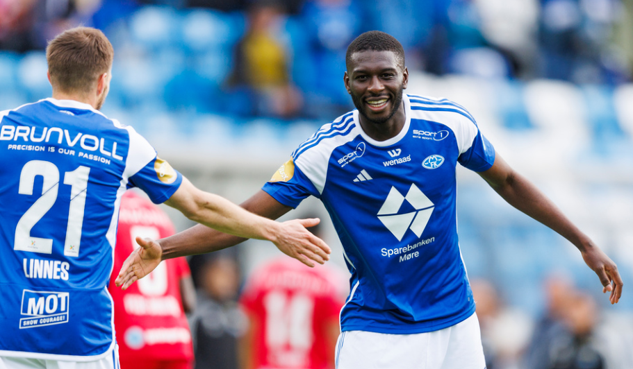 Molde 20230529. Moldes Sheriff Sinyan (th) og Martin Linnes etter 4-0 målet under eliteseriekampen i fotball mellom Molde og Sandefjord på Aker Stadion