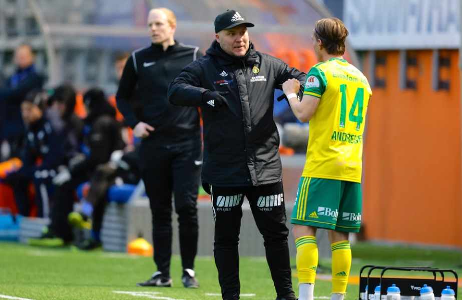 Ålesund 20211120. Ull/Kisas trener Steffen Landro og Henning Andresen i OBOS-ligakampen i fotball mellom Aalesund og Ull/Kisa på Color Line Stadion.