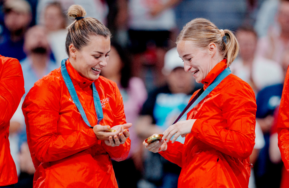 Lille, Frankrike 20240810. ´Stine Bredal Oftedal og Nora Mørk med gullmedaljen etter finalen i håndball for kvinner mellom Norge og Frankrike i Pierre Mauroy Stadium under OL i Paris 2024.