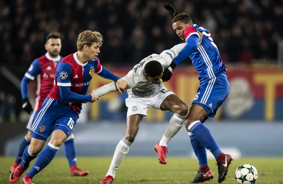 
Emneknagger
XCHAMPIONSLEAGUEX
Basel's Alexander Fransson, left, and Manuel Akanji, right, fights for the ball against Manchester United's Marcus Rashford, center, during the Champions League Group A soccer match between Switzerland's FC Basel 1893 and England's Manchester United at the St. Jakob-Park stadium in Basel, Switzerland, Wednesday, Nov. 22, 2017.