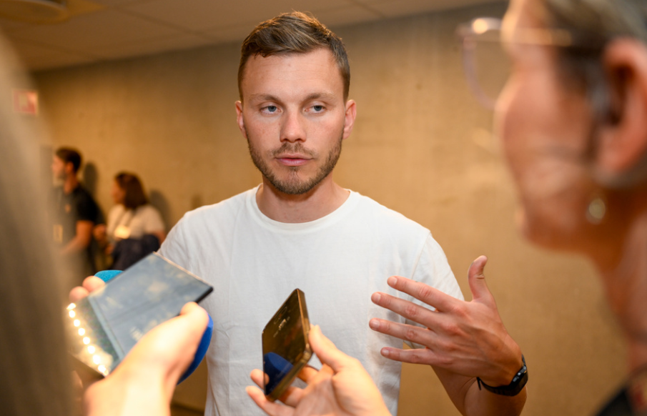 Stavanger 20240630. Rosenborgs trener Alfred Johansson intervjues etter eliteseriekampen i fotball mellom Viking og Rosenborg på SR-bank arena i Stavanger.