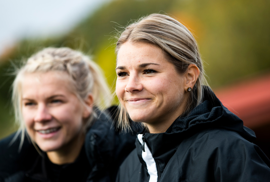OSLO, NORGE 20191005. Ada og Andrine Hegerberg på Lørenbanen blir her filmet av et amerikansk dokumentarteam som lager en dokumentar om Ada. På banen var også moren Gerd Stolsmo som senere skulle presenterer boka «Fotballmamma - historien om Andrine og Ada Hegerberg,vår vei til verdenstoppen»