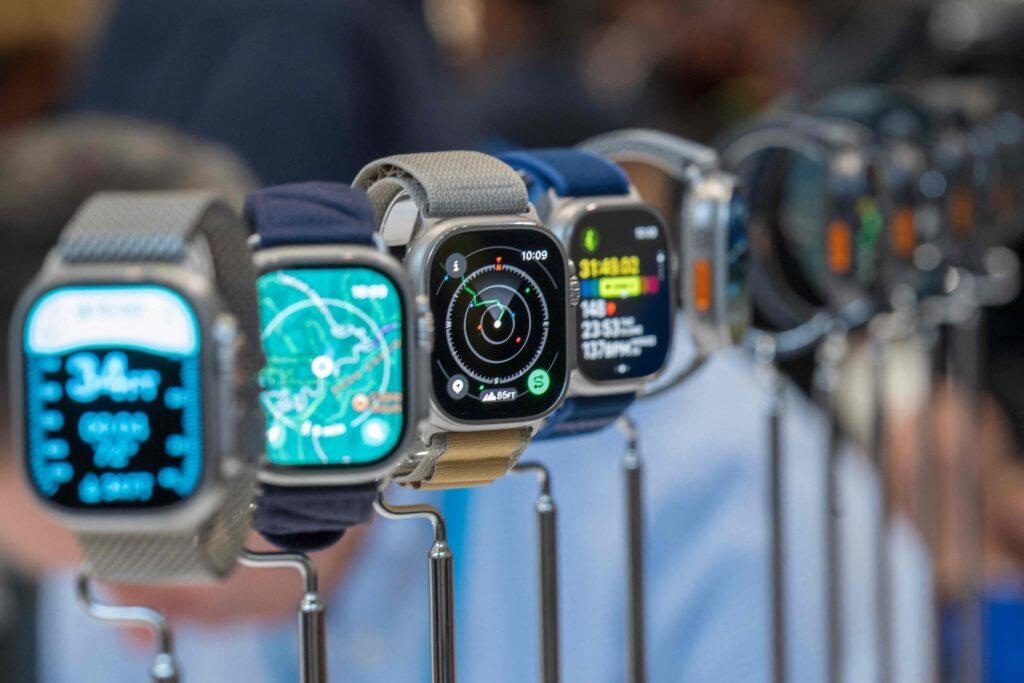 Den nye Apple Watch serie 10 har innebygget høyttaler som kan spille musikk. 