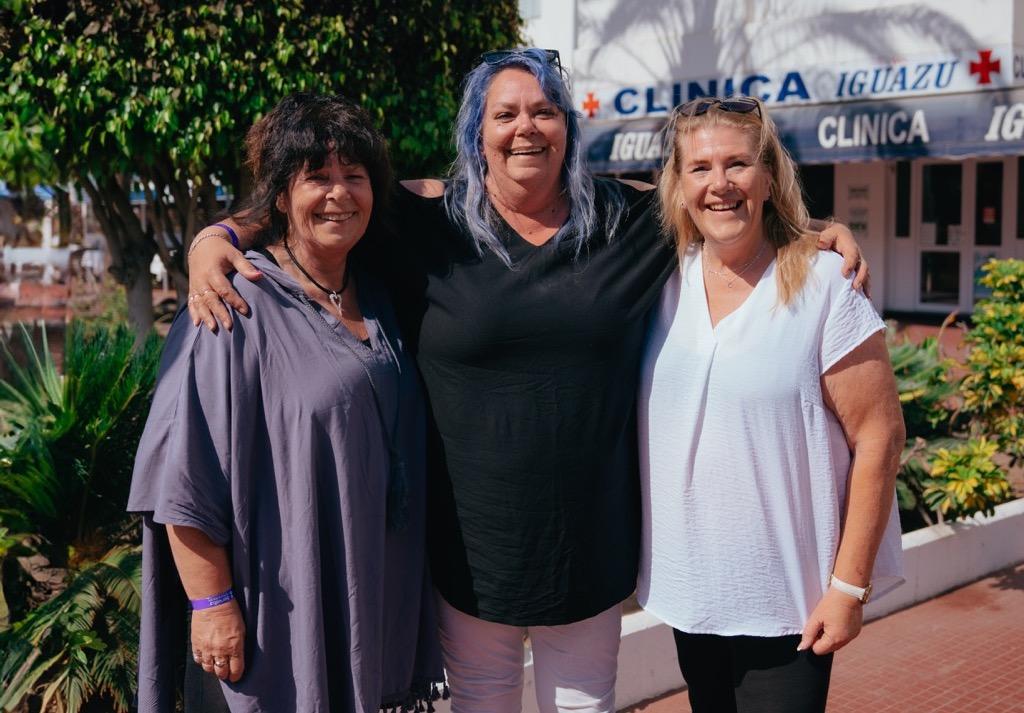 De tre veninnene fra Buskerud, kjent fra Charterfeber, poserer med store smil på Gran Canaria. Her finner du årets Charterfeber-hotell. Sjekk hvor blant annet Harstad-gjengen og charter-svein bor på Gran Canaria.