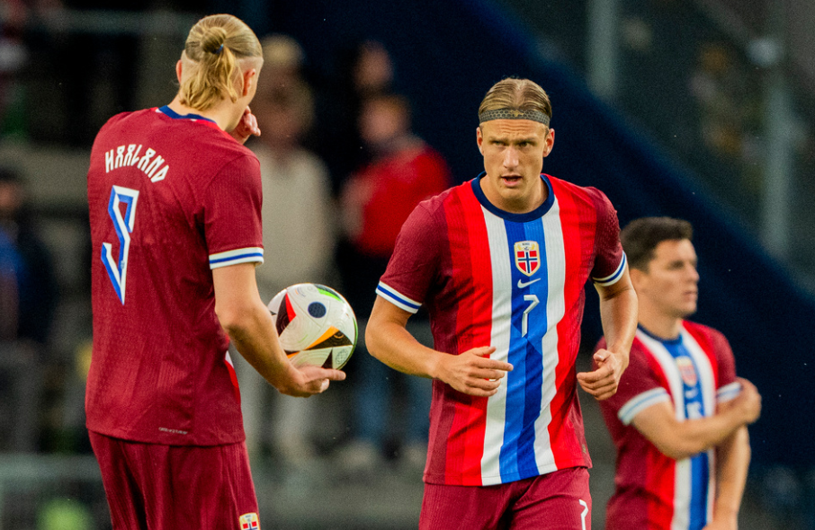 Brøndby, Danmark 20240608. Norges Erling Braut Haaland og Erik Botheim under privatlandskampen i fotball mellom Danmark og Norge på Brøndby stadion. 