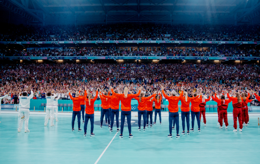 Lille, Frankrike 20240810. Håndballjentene etter i finalen i håndball for kvinner mellom Norge og Frankrike i Pierre Mauroy Stadium under OL i Paris 2024